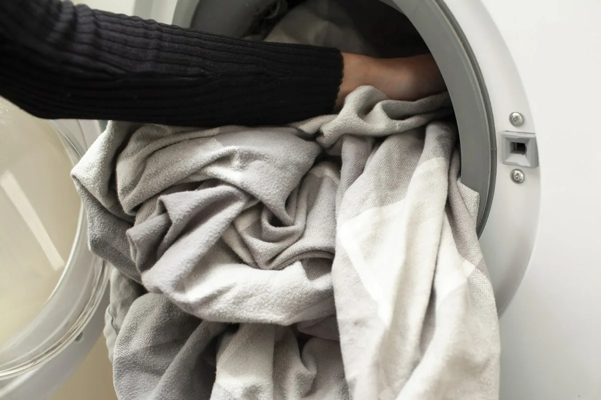 Kada je preporučljivo prati odjeću u vrućoj vodi i zašto se to ne odnosi samo na mrlje?