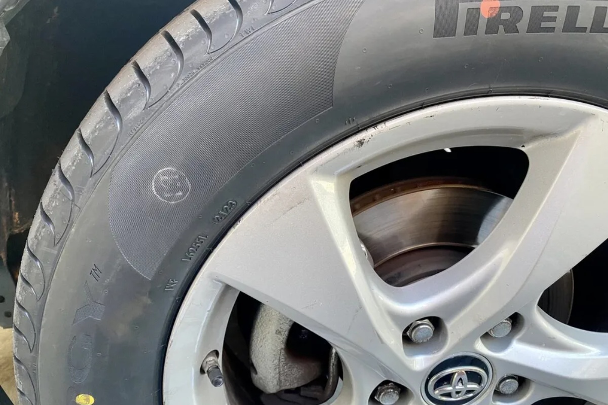 Žute ili crvene točke na gumama: Što one znače i čemu služe?