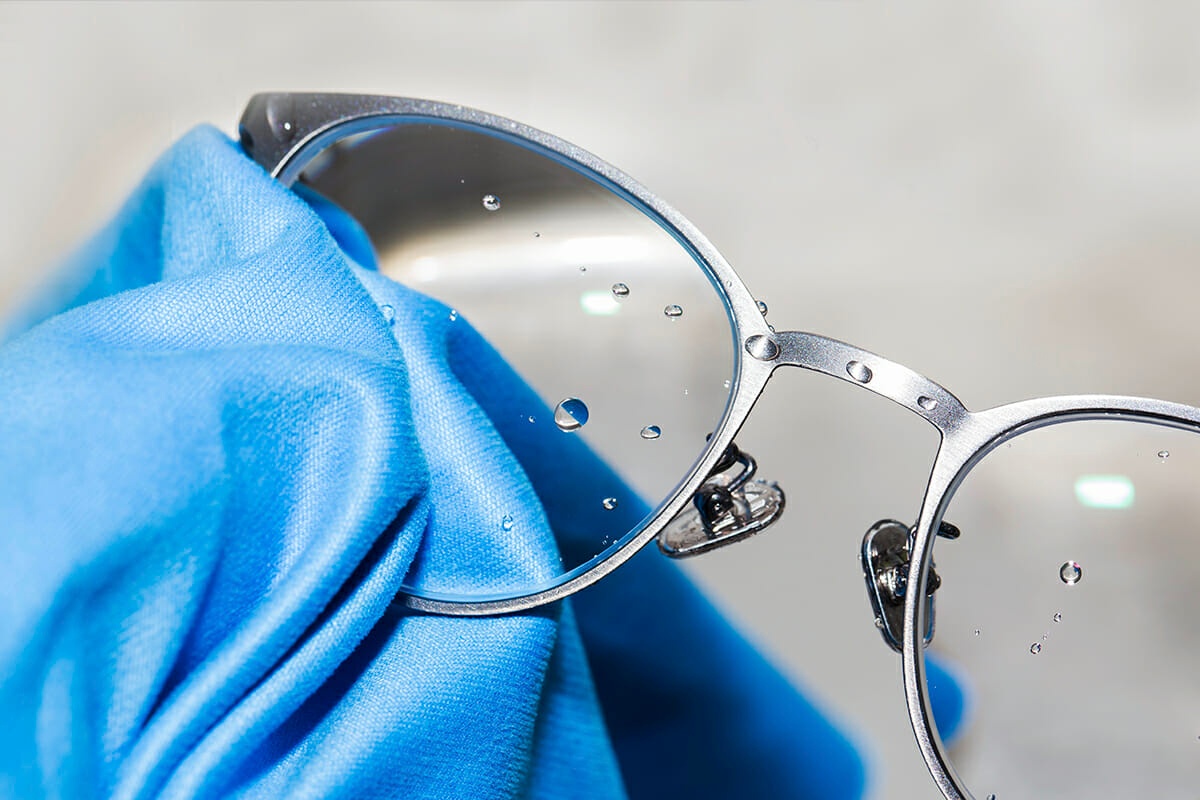 Kako pravilno očistiti naočalne leće kako ne bi ostale ogrebotine ili masne mrlje