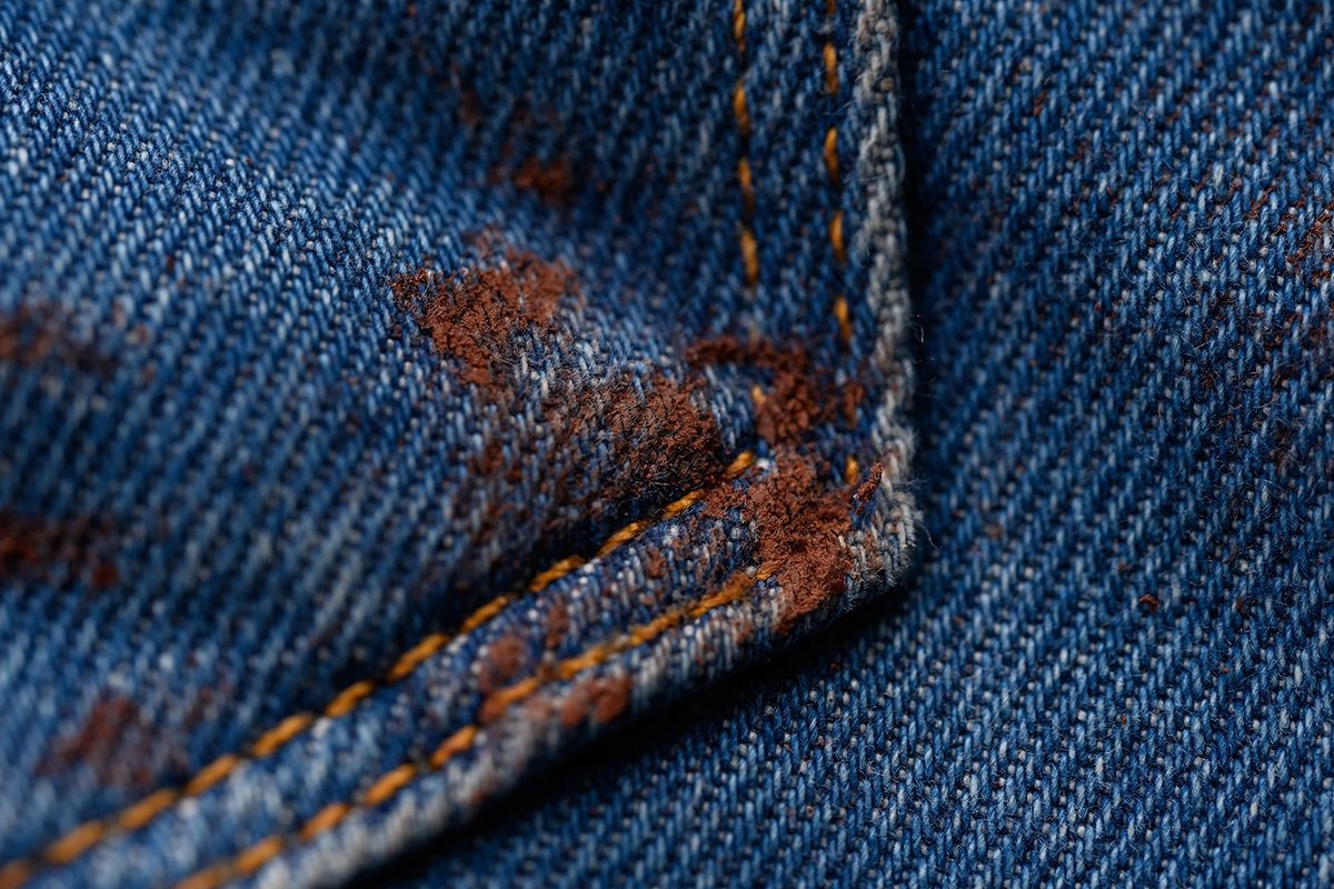 Kako ukloniti male mrlje rđe s nitni na trapericama