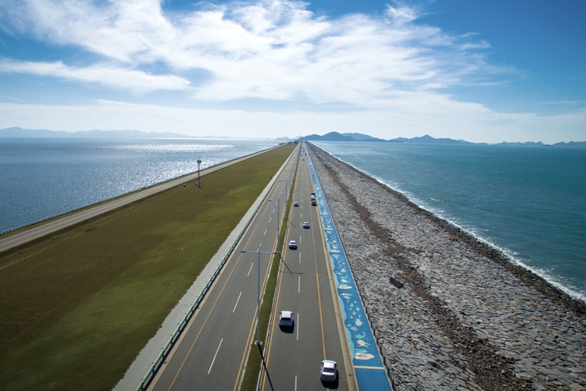 Vidljiva iz svemira, struktura od 33 km, smatrana najvećim morskim zidom na svijetu, zatvorila je cijeli zaljev, stvorila umjetno kopno i suprotstavila gospodarski razvoj i očuvanje okoliša.