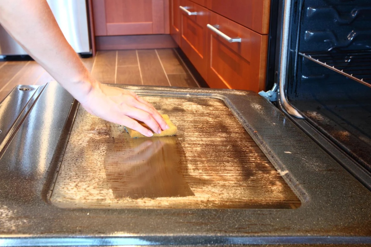 Zarolajte je u kuglicu i brzo očistite zagorenu pećnicu. Odličan način za čišćenje nakon blagdanskog kuhanja. detail 2