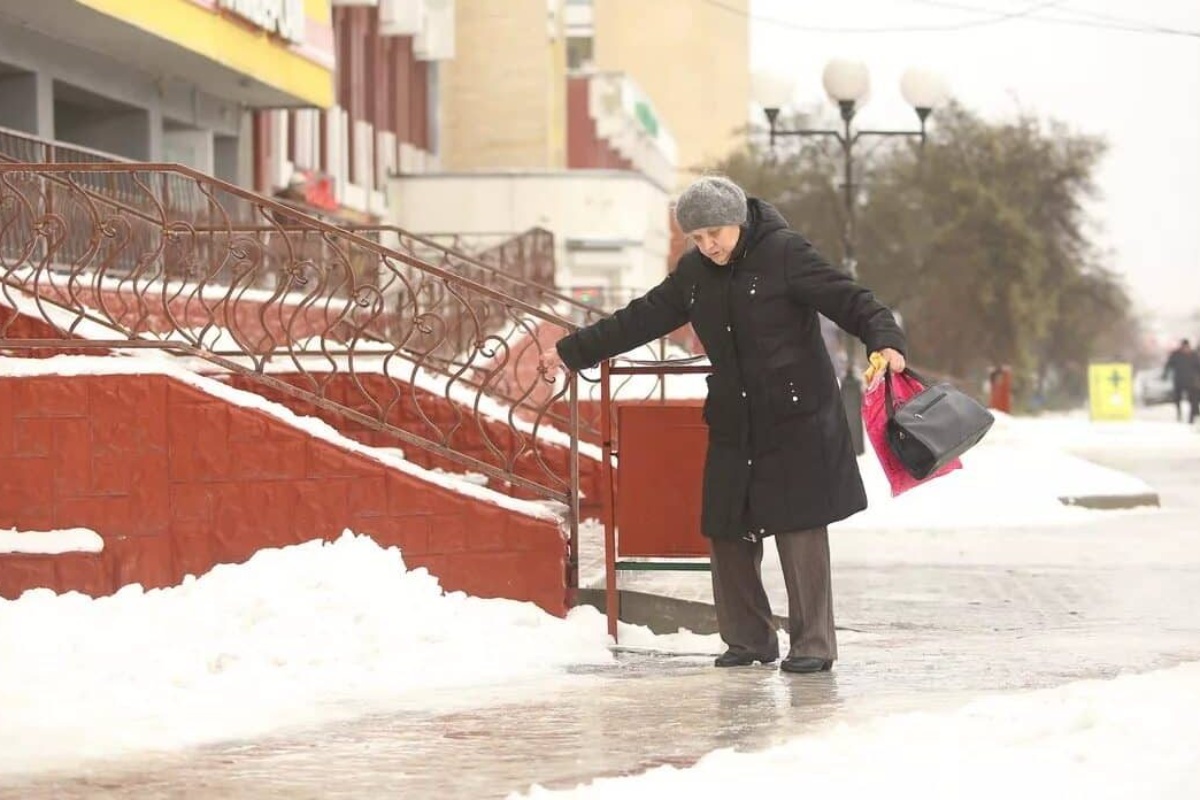 Pospite je po pločniku ispred kuće. Razbija led 10 puta bolje od soli. detail 2