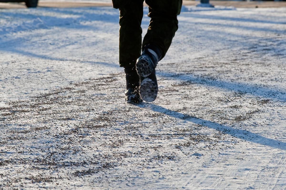 Poprskajte ovo sredstvo na potplate cipela i prestat će kliziti čak i na jakom mrazu. To je idealno rješenje za poledicu i zasnježene pločnike. detail 2