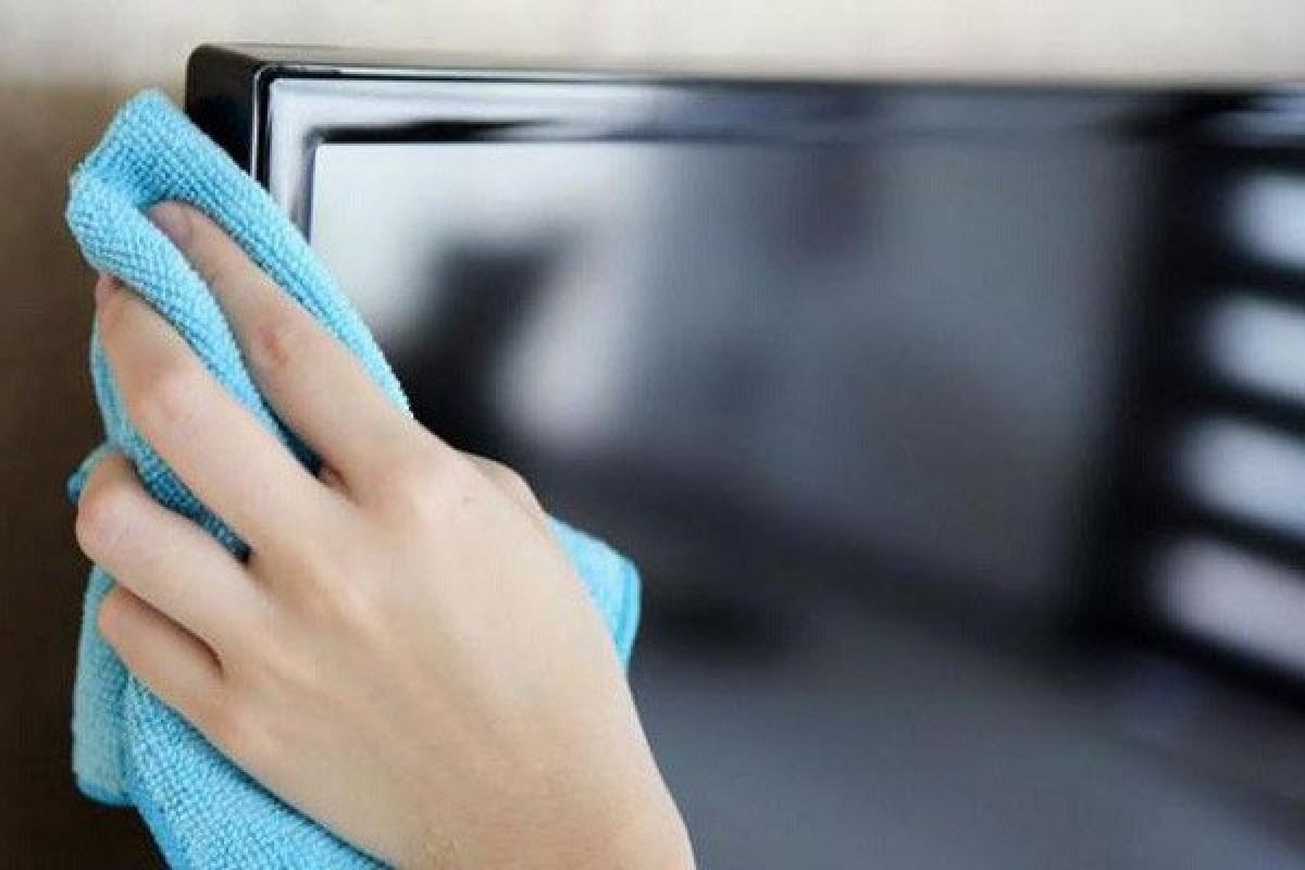 Navlažite krpu i obrišite televizijski zaslon. Domaće sredstvo za mrlje i masne tragove. detail 2