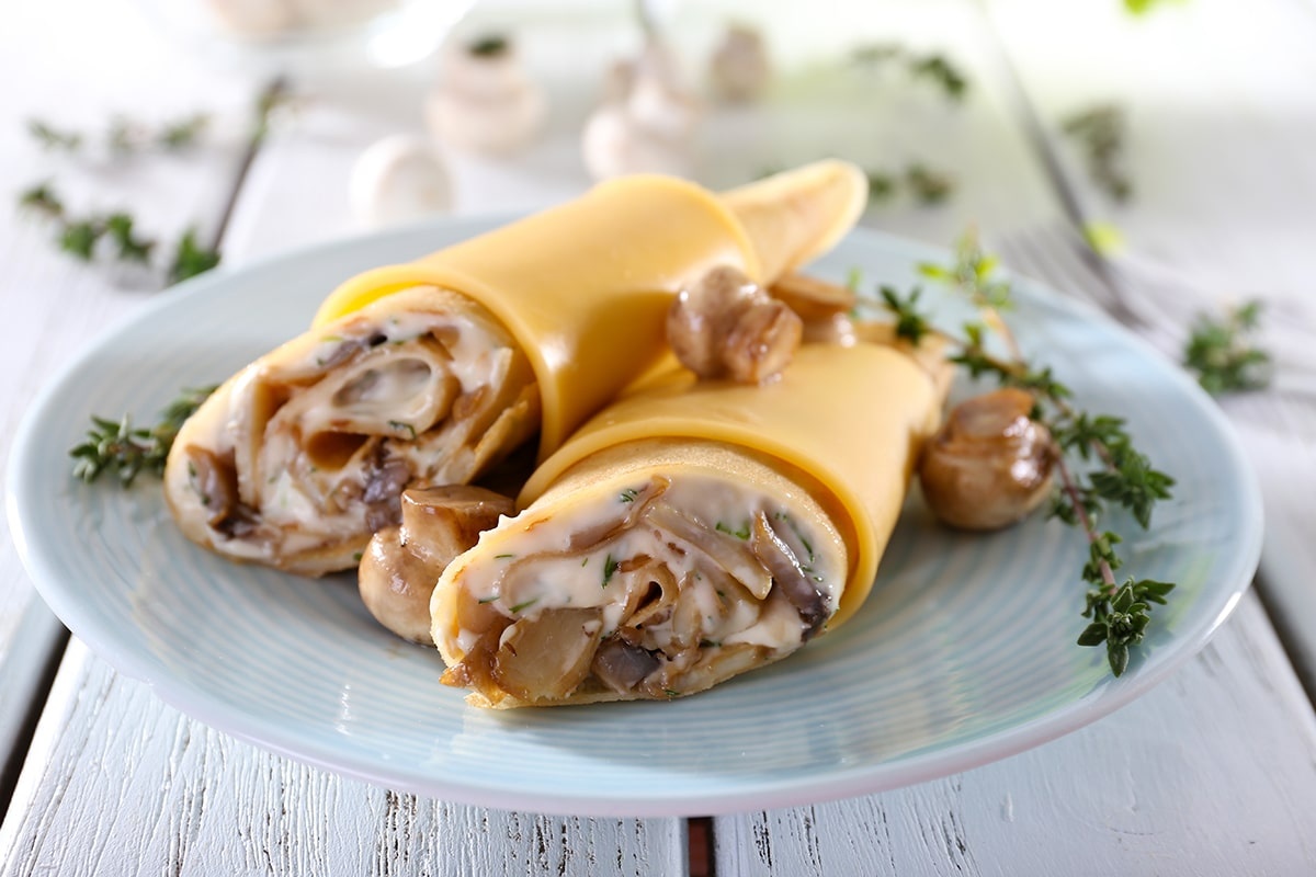 Pripremite nadjev od gljiva i sira i zamotajte ga u palačinke. Dobit ćete ukusan obrok za ručak ili večeru. detail 2