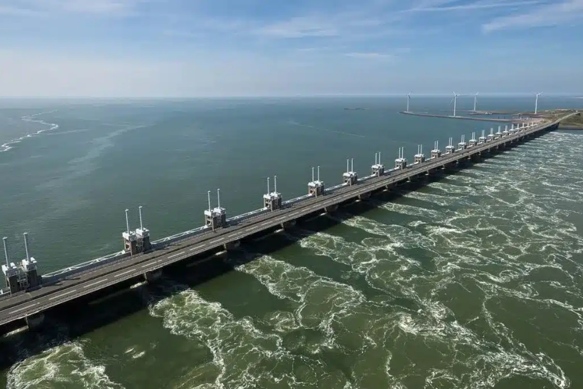 Grade infrastrukturu koja treba zadržati ocean: 700 puta je teža od Eiffelova tornja detail 2