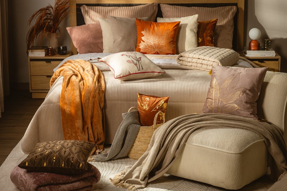 „Tepih i zavjese su poput kaputa za stan” – savjetuje stilistica. Jednostavan trik za topli dnevni boravak