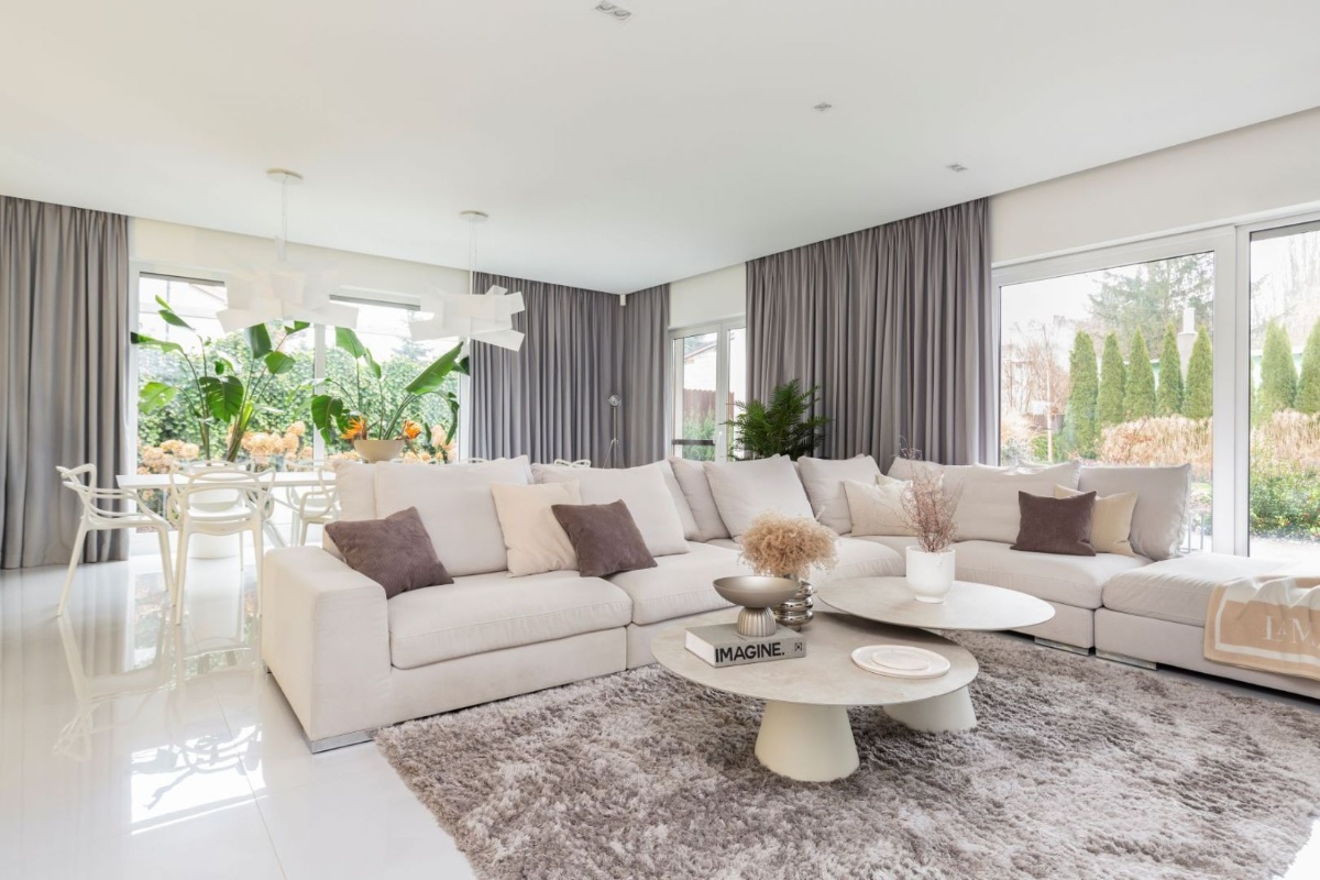 „Tepih i zavjese su poput kaputa za stan” – savjetuje stilistica. Jednostavan trik za topli dnevni boravak