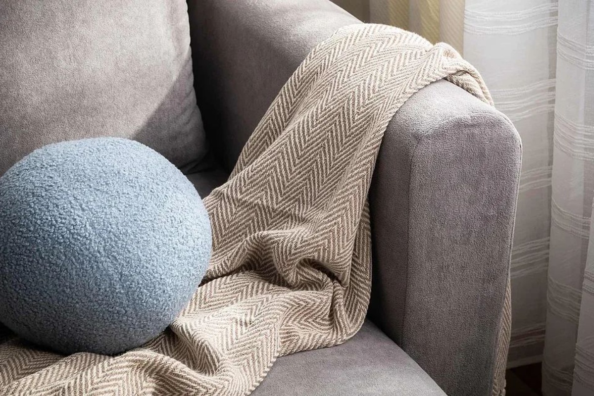 „Tepih i zavjese su poput kaputa za stan” – savjetuje stilistica. Jednostavan trik za topli dnevni boravak