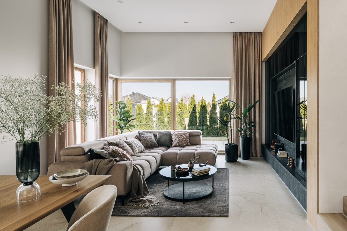 „Tepih i zavjese su poput kaputa za stan” – savjetuje stilistica. Jednostavan trik za topli dnevni boravak