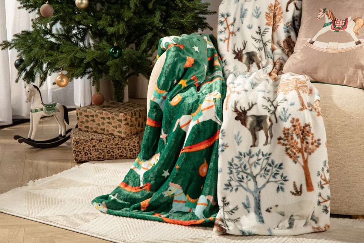 „Tepih i zavjese su poput kaputa za stan” – savjetuje stilistica. Jednostavan trik za topli dnevni boravak