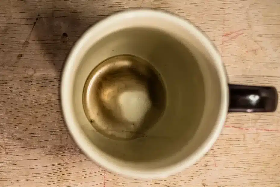Jak použít ocet k odstranění hnědých pruhů, které se tvoří uvnitř šálků