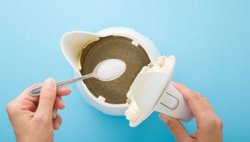 Místo octa a jedlé sody přidávám tento levný prášek. Vodní kámen z konvice zmizí jako mávnutím kouzelného proutku.