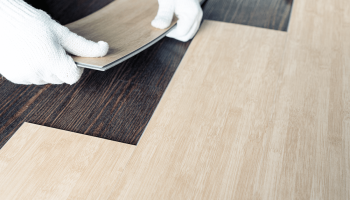 Nejedná se o laminát ani dlažbu, ale o něco lepšího: tento podlahový kryt je skvělým řešením pro váš domov.