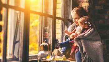 Psycholog: „To, jak se k vám vaše děti chovají, když vás už nepotřebují, často závisí na tom, jak se cítily, když vás potřebovaly.“